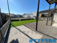 たくさん友達を呼んでBBQ。ドッグランに家庭菜園も楽しめる魅力的なプライベートガーデン。芝生を敷いてガーデンチェア。そこでお風呂上がりにビールを一杯。