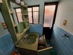 ミラー横が収納になっているので、生活感を出さずに収納することが出来ます