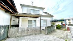 周囲には高い建物のないエリア。青い空が大きく感じますね。