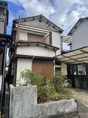 カーポートがあるので,雨にも濡れずに車の乗り降りができます。