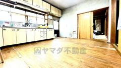 背面キッチンで作業がしやすく、前面の窓からは自然な光が差し込みます。勝手口もあり、動線と通風に優れています