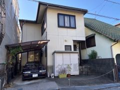 市内中心部へのアクセスがよく、生活利便性が高いです。スーパーや学校や医療機関など比較的に揃っています。子育て世代や幅広い世代に適してる物件です。静かな住宅街で、落ち着いた暮らしを求める方にはいい物件で