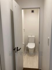 災害時でも安心のタンク付きトイレを採用しました。 1階と2階の2か所にトイレを設けています