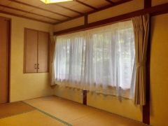 大きな窓からたっぷりと陽光が注がれる明るい空間。