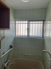 棚があることで、オシャレな収納スペースとしても活用できそうですね。窓もあり、通気性も良く湿気対策にもなりますよね。