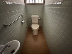 災害時でも安心のタンク付きトイレを採用しました。