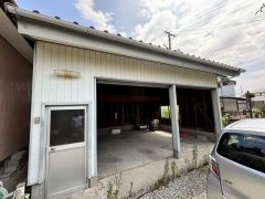 車庫もあり、荷物やアウトドア用品もしまえます。