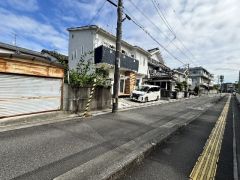 前面道路も広々。