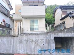 太陽光パネル付きで家計にも嬉しいお家です。