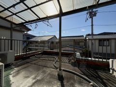 奥行きのあるバルコニーにテーブルセットを広げ、夕涼みを楽しみながら一杯呑むのも楽しいかも