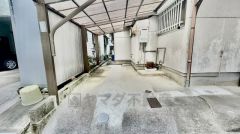 カーポート付き、雨の日の乗り降りも快適です。大切な愛車を守ります