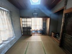 窓が2面ある和室は、明るくて風通しの良さが魅力的ですね。自然光がたっぷり差し込み畳の質感や木のぬくもりがさらに引き立つ空間になりますね。
