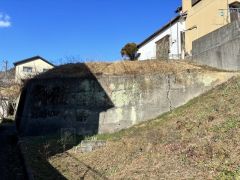 南側擁壁にクラックあり、修繕が必要になります。