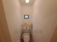 今では当たり前のウォシュレット付き。便座を温める機能もついていて、居心地良くてトイレから出られなくなるかも