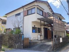 一戸建てを中心とした街並みが整然と続き、周辺は高い建物が建っていないので、採光や開放性に恵まれ、空が広く緑の多い閑静な趣を感じる環境です。