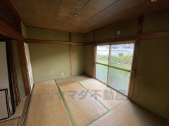 南向きの掃き出し窓からは日差しがたっぷり入り日当たり良好です