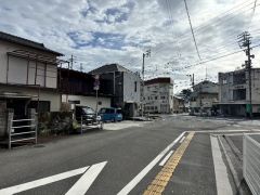 前面道路も広く、駐車しやすいです。