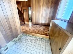 明るい陽射しが射し込む心地良い空間です南側庭に接していて日当たり良好です。