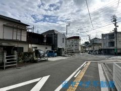 前面道路も広く、駐車しやすいです。