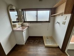 洗濯機の上に収納棚があり、洗剤など収納できます。