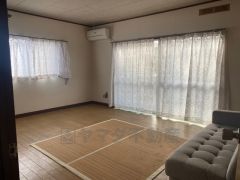 日差しがうれしいリビング。大窓からの見晴らしも気持ちいいです