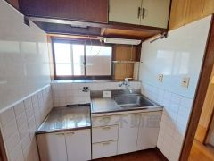 コンパクトなキッチンは限られたスペースを効率よく使う工夫が必要ですね。自分好みにDIYしてもよさそうですね。