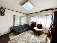 広々とした居住空間は日々の暮らしを彩り、心のやすらぎと満足感を与えてくれます。通風と採光を考慮した設計は子供たちはのびのび育ち、家族でくつろぎと団らんを生み出します。