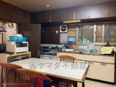 背面キッチン、料理の配膳やお片付けが楽になりますね。