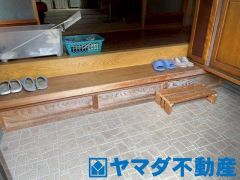 玄関スペースが広いので、お子様のいらっしゃるご家庭ではベビーカー等が置けるのがうれしいですね