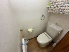 温かみのあるトイレ空間が日常を快適にし、家族みんなに優しい設計です