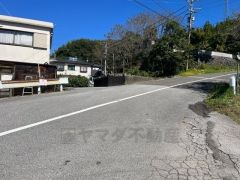 低層の一戸建てを中心とした街並みが整然と続き、周辺は高い建物が建っていないので、採光や開放性に恵まれ、空が広く緑の多い閑静な趣を感じる環境です。