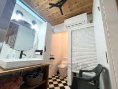 トイレの近くに洗面台があると、非常に便利ですよね。手を洗ったり、顔洗ったりすぐでき、トイレの後にすぐに清潔を保てます。家族みんなが使いやすい場所にあると朝の準備もスムーズできますね