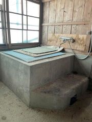 五右衛門風呂がある物件は珍しいです。趣のある魅力的なポイント。現代的に水栓とシャワーも備わっているので、伝統的な雰囲気を楽しみながら快適に使えるのが嬉しいですね。