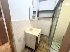 一日の始まりの朝、歯磨きをしたりメイクや髪をセットしたり・