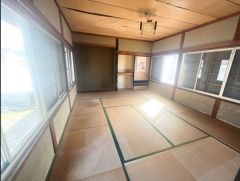 広い和室を活用して、親子でくつろぎスペース作りやこたつをだしてのんびりと過ごしたいですね。