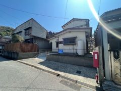 お車の出し入れが苦手なママや小さなお子様にも安心ですね。しっかり舗装もされているので、ベビーカーや自転車で通っても快適に通行できます。