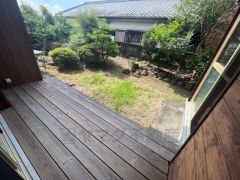 縁側にすわって、のんびり過ごすのもいいですね。