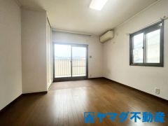 2面採光がとれる主寝室は、南側に窓を設けているため、一日中明るく、気分も明るくなります。