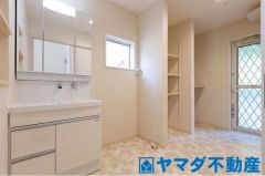 洗面脱衣所、収納スペースもあり、室内で干すスペースもあり、雨の日や花粉の時期気にせず干せます