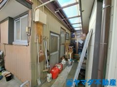 2つの住宅の間にあるサンルーム兼廊下になります。