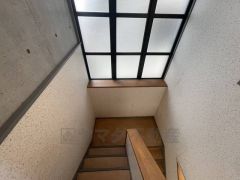 明るい陽射しが射し込む心地良い階段です