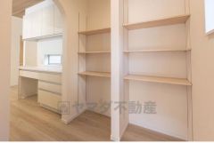 キッチン横のパントリー、ストックやなんでも収納でき、便利です