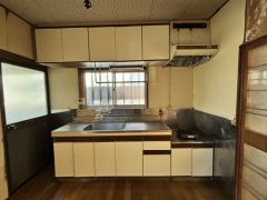 収納箇所が多く、調味料やキッチン道具さまざま収納ｄきます。