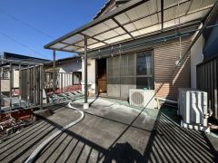 南向きで陽当りの良いバルコニーは、物干しセットを追加すれば、一度にたくさんのお洗濯物が干せるのが魅力