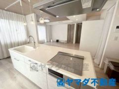 ダイニングからワークスペースを見渡せる、見せるキッチン。ダイニングとの空間のつながりが、スペースのゆとりを生み出します