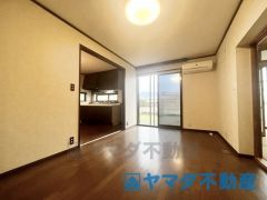 大きな窓からたっぷりと陽光が注がれる明るい空間。家族の成長に対応できる永住仕様の間取り。