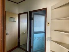 脱衣場に収納棚があると、便利です。タオルや着替えがすぐに取り出せるので、お風呂上りは快適ですね。寒い季節でもすぐに服が着られて安心です。
