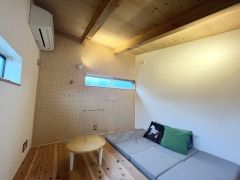 趣味の部屋にプロジェクターがあれば、映画鑑賞やゲーム、スポーツ観戦が大迫力で楽しめて特別な空間になりますね