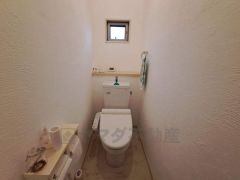 災害時でも安心のタンク付きトイレを採用しました。 1階と2階の2か所にトイレを設けています