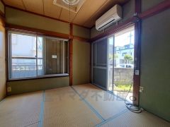 座ったり寝転んだりすると心地よい安らぎを得られますね。畳は湿度の調整の役割を果たし、季節を問わず快適にすごせますね。